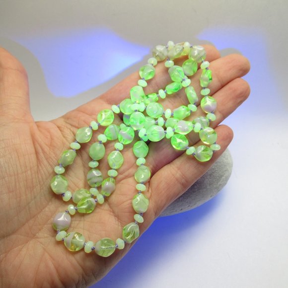 Uranium glass bead necklace - Picture 1 of 12